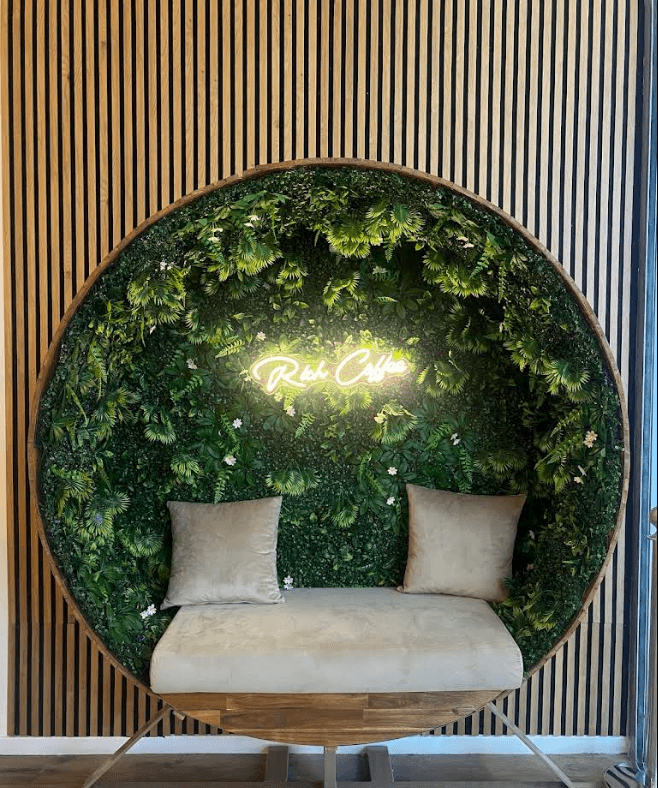 Intérieur chaleureux et accueillant de Rich Coffee avec décoration moderne et ambiance cosy à Les Pavillons-sous-Bois